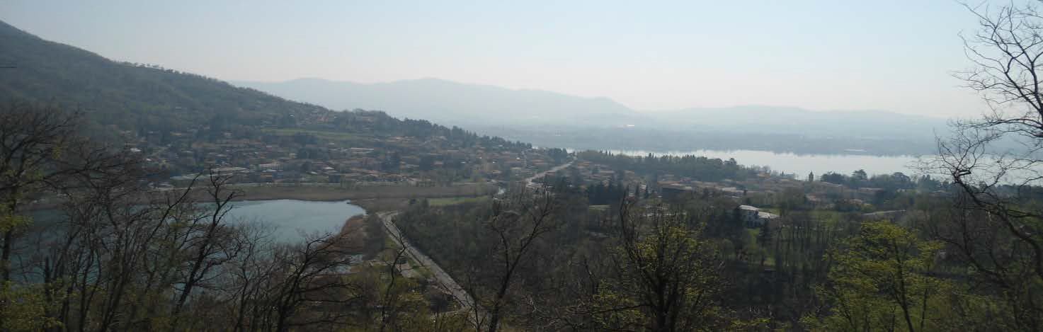 Vista Lago del Segrino e Lago di Pusiano dopo l'imbocco del sentiero da Longone